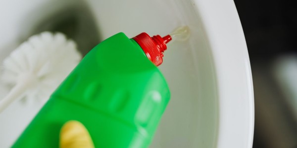 Maharajganj News : चौक बाजार में चला केमिकल का खेल ! दुकान पर छापेमारी में मिली इसकी नकली बोतलें