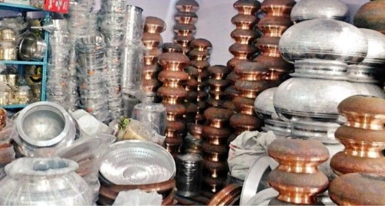 Maharajganj News : सहालग में बदली रस्मों की थाली! तांबा-पीतल की महंगाई के चलते टूटी परंपरा, चमके ये बर्तन