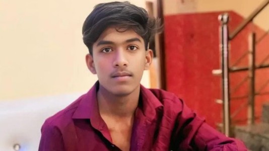 Gorakhpur News : सरसों के खेत में मिला दिल दहला देने वाला खूनी सच ! सीने में इस तरह धंसा मिला चाकू