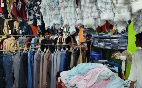 Maharajganj News : होली के बाद बाजारों में ईद की रौनक, कुर्ता-पायजामा और पठानी सूट की बढ़ी मांग