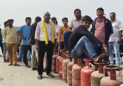 Maharajganj News : सब दावे हवा-हवाई, हकीकत कतारों में! क्या गैस की होम डिलीवरी सिर्फ कागजों में?