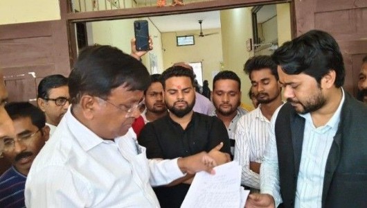 Maharajganj News : आनंदनगर में दुकानदारों का बड़ा आरोप: पहले लिया किराया, अब 24 लाख जमा करने का नोटिस