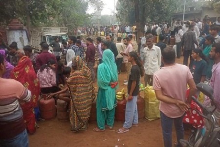 Maharajganj News : आधी रात से लाइन, फिर भी खाली हाथ लौटे लोग! सिसवा में गैस सिलिंडर के लिए उमड़ी भीड़