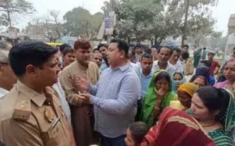 Maharajganj News : गैस सिलेंडर के लिए मची होड़, एजेंसी पर उमड़ी भीड़ से सड़क जाम, दो घंटे थमा रहा ट्रैफिक