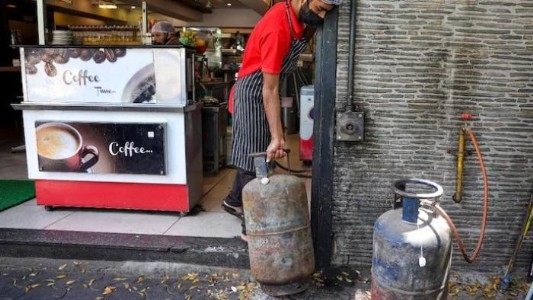 LPG Crisis : सिलिंडर गायब, चूल्हे ठंडे… होटलों पर मंडराया ताला, इंडक्शन और कोयले से चल रहा काम