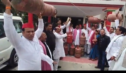 Maharajganj News : ठंडे पड़े चूल्हे और सियासत गरम… गैस संकट पर सपा का प्रदर्शन, डीएम को सौंपा ज्ञापन