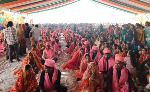 Maharjganj News : एक साथ शादी के बंधन में बंधे 492 जोड़े...लेकिन दुल्हनों का मेकअप बना इस चीज़ में बाधा