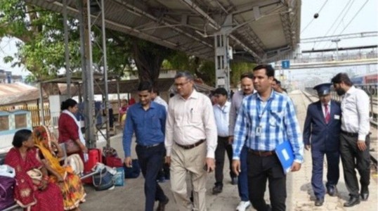 Maharajganj News : रेलवे के बड़े अधिकारी का औचक निरीक्षण! स्टेशन पर दिखीं कमियां, दिए सख्त निर्देश