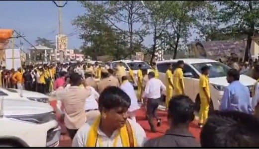 UP Politics : महारैली में मचा हंगामा ! कैबिनेट मंत्री ओमप्रकाश राजभर को दिखाया गया काला झंडा, युवक हिरासत में