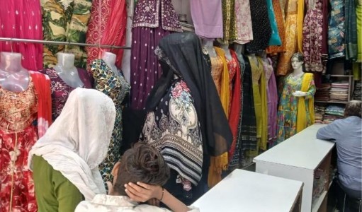 Maharajganj News : इस बार ईद-नवरात्र साथ-साथ, बाजार में उमड़ी महिलाओं की भीड़