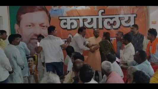 UP Politics : “मेरे पैसे वापस दिलाओ!”, भाजपा कार्यालय में रोती-बिलखती बुजुर्ग महिला का हंगामा, VIDEO वायरल