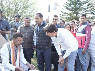 UP Politics : लंबी कतारें और मौके पर फैसला… जनता दर्शन में दिखी प्रशासनिक सक्रियता