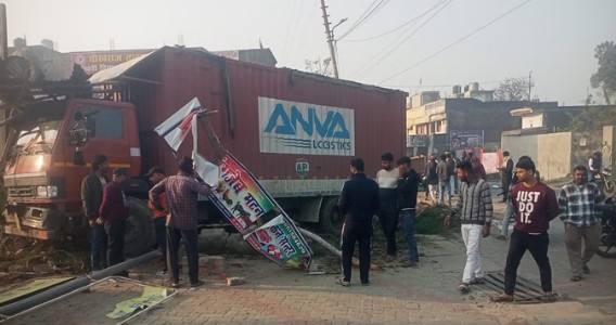 Maharajganj News : टायर फटते ही अनियंत्रित हुआ ट्रक, ट्रॉली को टक्कर मारी फिर...