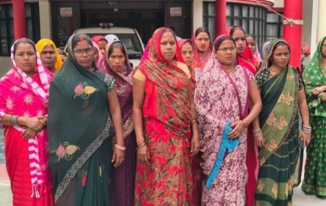 Maharajganj News : ‘लाइसेंस दो या जान दे देंगे’ से गूंजा कलक्ट्रेट... 30 महीने से बंद दुकान, अब अनशन पर बैठीं महिलाएं!