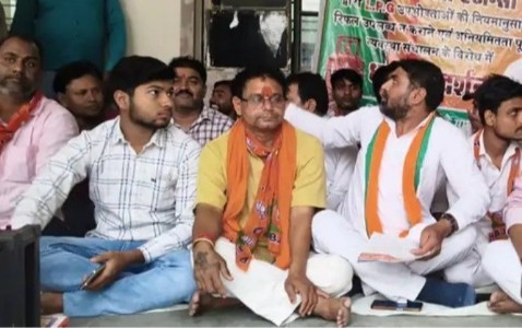 UP Politics : ‘रसोई चलाना हुआ मुश्किल’! महंगी गैस के खिलाफ सड़क पर भाजपा के कार्यकर्ता