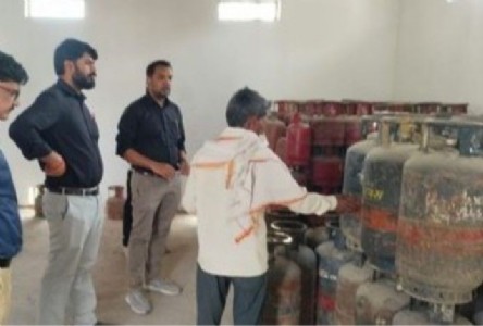 Maharajganj News : 'गैस खत्म' का झूठ, गोदाम में भरे मिले 27 सिलेंडर! फरेंदा में कालाबाजारी का बड़ा खुलासा