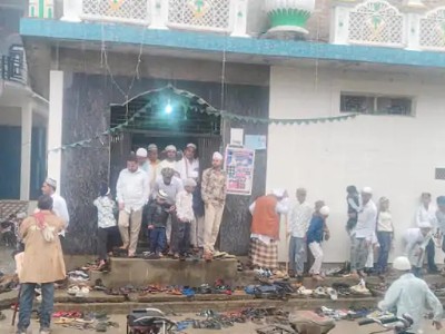Maharajganj News : मूसलाधार बारिश भी नहीं रोक सकी आस्था! भीगते हुए नमाजियों ने मनाई ईद