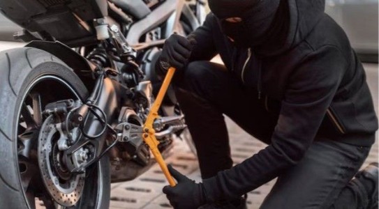 Maharajganj News : इलाज कराने में जुटा बेटा, बाहर से उड़ी बाइक! CCTV में कैद चोर