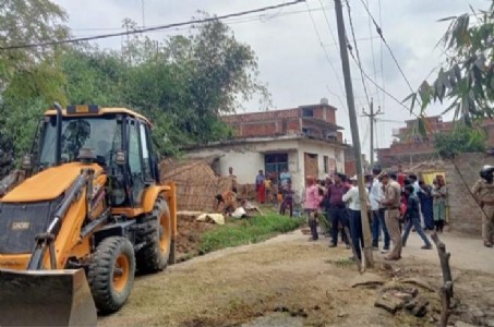 Maharajganj News : भैंसा में चला बुलडोजर! सिंचाई विभाग की जमीन से हटाया अतिक्रमण, महिलाओं का विरोध