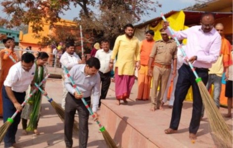 Maharajganj News : लेहड़ा देवी मंदिर होगा अब और व्यवस्थित! मंदिर परिसर में खुद उतरे DM-Cdo