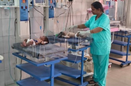 Mahrajganj News : खतरे की घंटी! वायरल अटैक से जूझ रहे बच्चे, अस्पताल में भीड़ बेकाबू