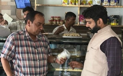 Maharajganj News : सावधान! व्रत का खाना भी शक के दायरे में, 11 सैंपल लैब भेजे गए