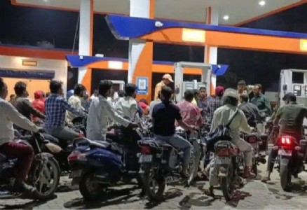 Maharajganj News : सिसवा में ‘फ्यूल क्राइसिस’! तीन पेट्रोल पंप पर तेल ख़त्म, एक पर उमड़ी भीड़