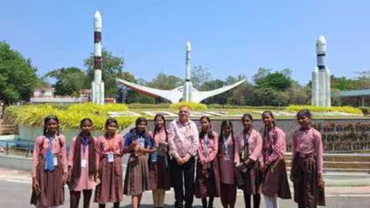 Maharajganj Girs In ISRO : महराजगंज की छात्राएं देखेंगी रॉकेट लॉन्चिंग ! श्रीहरिकोटा के लिए रवाना