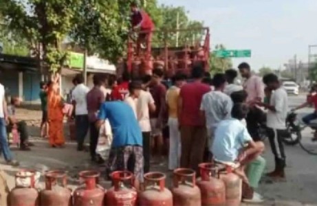 Maharajganj News : घुघली में रसोई गैस पर 'संकट का साया', धूप में खड़े रहे लोग फिर भी लौटे खाली हाथ