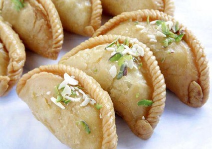 Maharajganj News : रंगभरी होली से पहले बाजारों में उमड़ा सैलाब... पापड़-चिप्स की रिकॉर्ड बिक्री, गुझिया संग बदला जायका