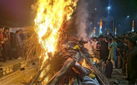 Maharajganj News : आधी रात तक जलती रहीं 1910 होलिकाएं… सुरक्षा घेरे में सिमटा पूरा महराजगंज