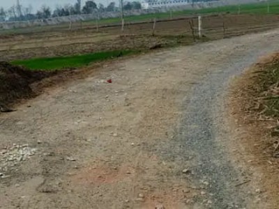 Maharajganj News : सड़क नहीं, हादसों का जाल! कमता-हेवती मार्ग पर हर दिन गिर रहे लोग