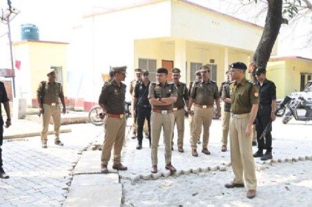 Maharajganj News : अचानक थाने पहुंच गए एसपी! निरीक्षण के दौरान अभिलेख, शस्त्रागार और हवालात की हुई सख्त जांच