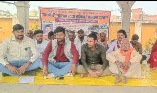 Maharajganj News : सरकारी धन के दुरुपयोग का आरोप, ग्रामीणों का कलक्ट्रेट में प्रदर्शन