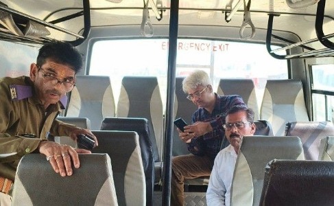 Maharajganj News : भारत-नेपाल बॉर्डर पर जांच अभियान, बसों के चालान से मचा हड़कंप