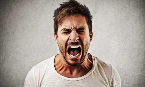 Maharajganj News : प्रेमी के साथ बाइक पर जा रही पत्नी को देख भड़का पति… मेन तिराहे पर रोकी बाइक, सड़क पर मचा हंगामा