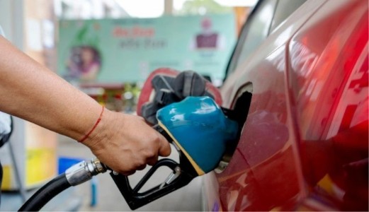 Maharajganj News : 37 लीटर की टंकी में 42 लीटर पेट्रोल? शिकारपुर पेट्रोल पंप पर हंगामा, वीडियो वायरल