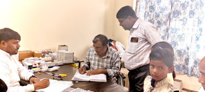 Maharajganj News : दो स्वास्थ्य केंद्रों पर डॉक्टर नदारद, फार्मासिस्ट के भरोसे हुआ मरीजों का इलाज