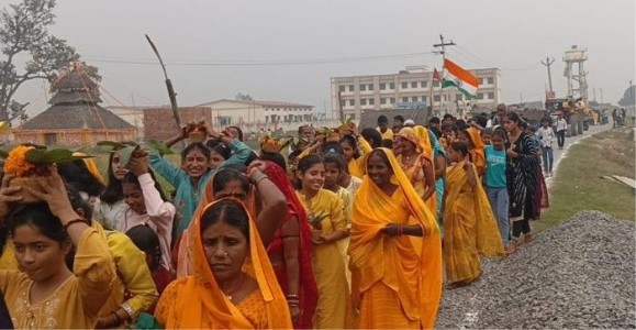 Maharajganj News : भक्ति में डूबा पिपरा मौनी: कलश यात्रा के साथ श्री सत् चंडी महायज्ञ का भव्य शुभारंभ