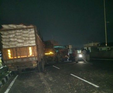 Maharajganj News : ओवरब्रिज पर आमने-सामने भिड़ंत! गलत लेन में दौड़ रहा ट्रक बना हादसे की वजह!