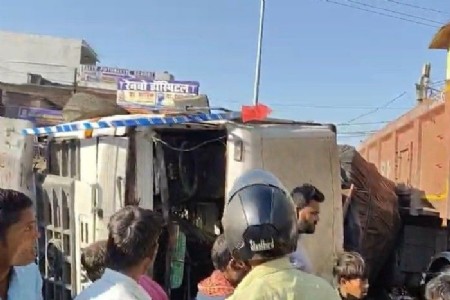 Maharajganj News : भीषण टक्कर से दहला परतावल, सड़क पर बिखरा तेल और मलबा