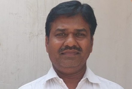 Creative Teaching : जहाँ 'कबाड़' बन गया 'किताब'! शिक्षक ने बना दिए बच्चों के लिए अनोखे लर्निंग टूल