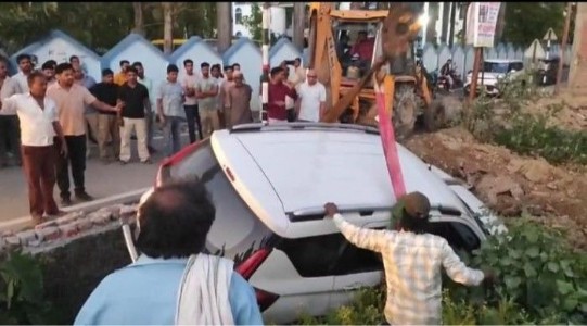 Maharajganj News : जरा सी चूक और जा सकती थी जान ! देखते ही देखते गड्ढे में समाई कार