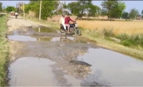 Maharajganj News : सड़क है या गड्ढों का जाल? 25 साल से बदहाल मार्ग पर ग्रामीण बेहाल