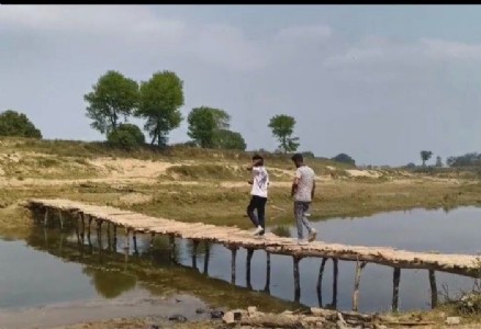 Maharajganj News : आखिर चार साल की मेहनत रंग लाई, सेमरहवा घाट पर पुल निर्माण का श्रीगणेश