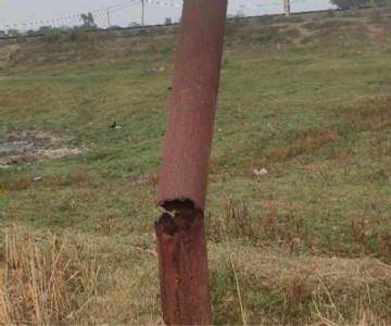 Maharajganj News : तार के सहारे झूल रहा हाईटेंशन खंभा! कब गिर जाए, इस डर में जी रहे लोग