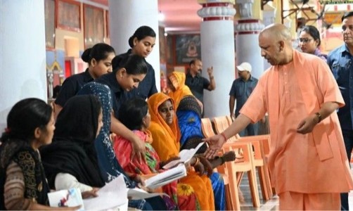 Gorakhpur News : जनता दर्शन में भावुक हुए CM योगी ! बीमार बच्चे को देख लिया बड़ा फैसला