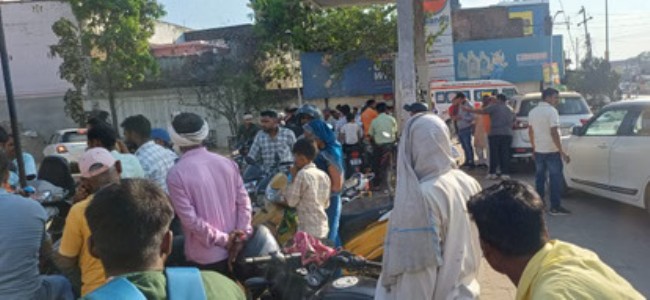 Maharajganj News : भारतीय पंपों पर क्यों लग रही नेपाली भीड़, स्थानीय लोग हो रहे परेशान