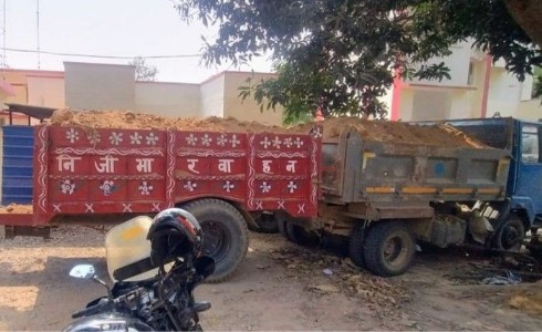 Maharajganj News : अवैध खनन पर पुलिस का एक्शन ! ओवरलोड डंपर-ट्रैक्टर पकड़कर किया सीज