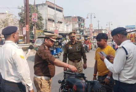 Maharajganj News : बिना लाइसेंस और हेलमेट वालों पर चला सख्ती का डंडा ! 800+ वाहनों पर कार्रवाई